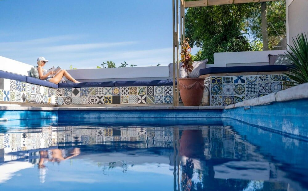 Фото Hout & About Guest House