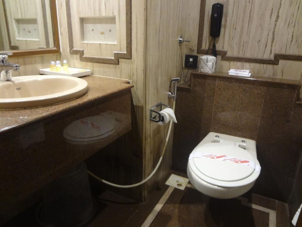 Фото Hotel Midtown Pritam