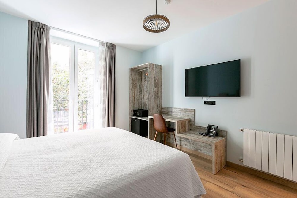 Фото Hostal Antón Martín