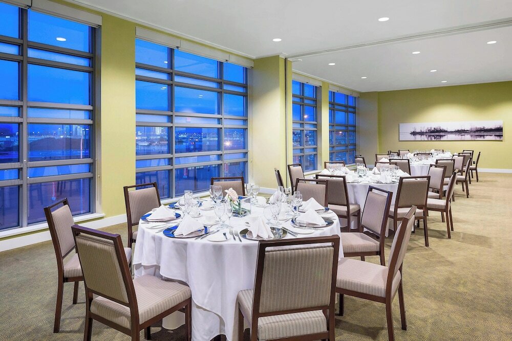 Фото The Westin Wall Centre, Vancouver Airport