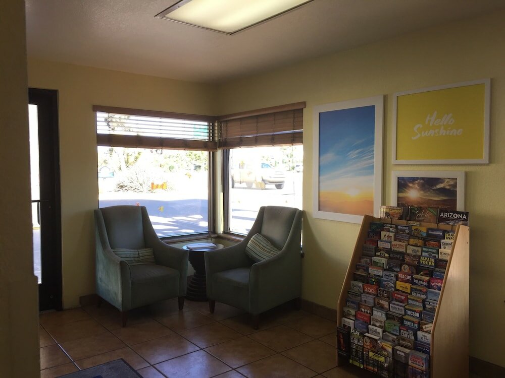 Фото Days Inn by Wyndham Kingman West