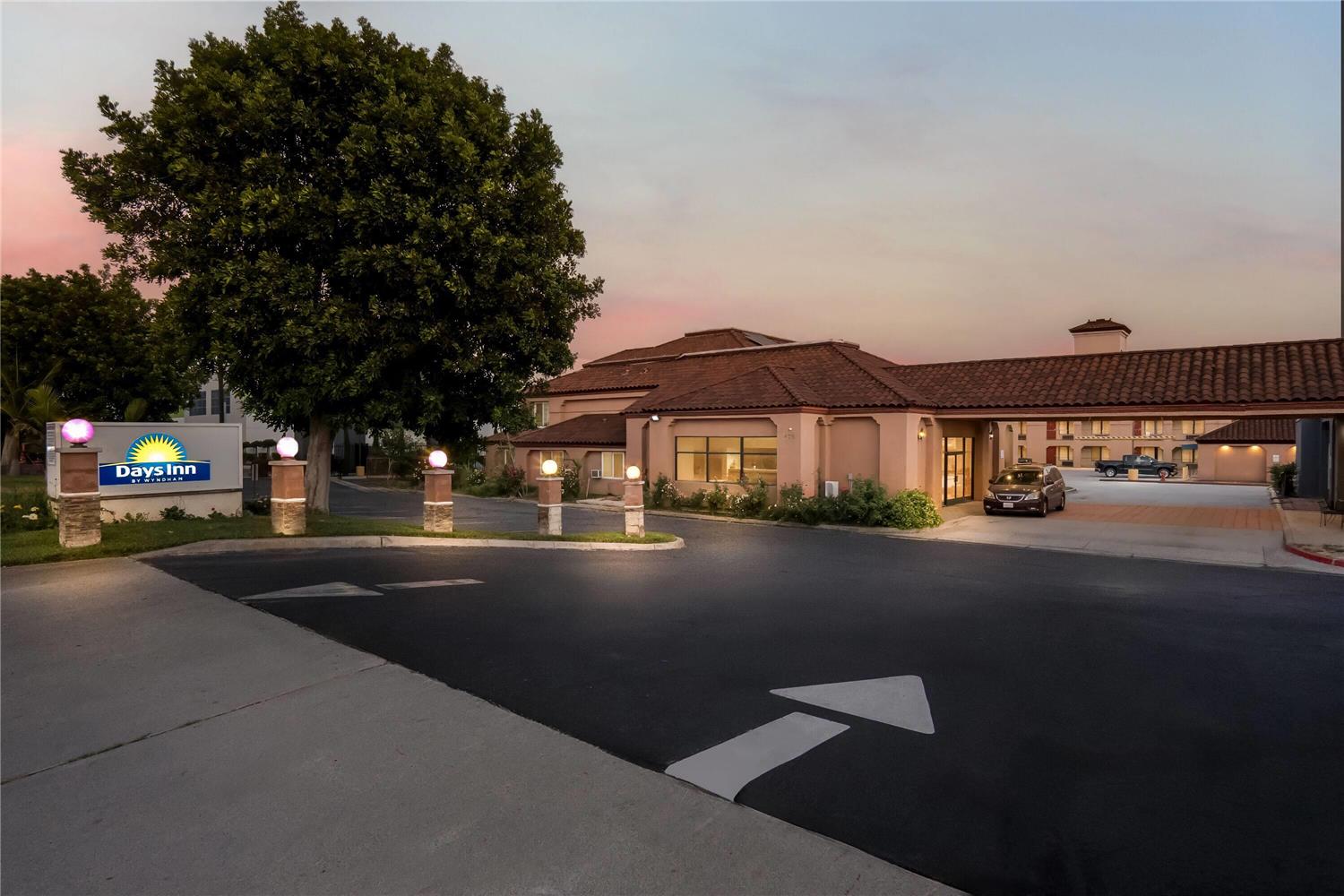 Фото Days Inn by Wyndham Fontana Rialto