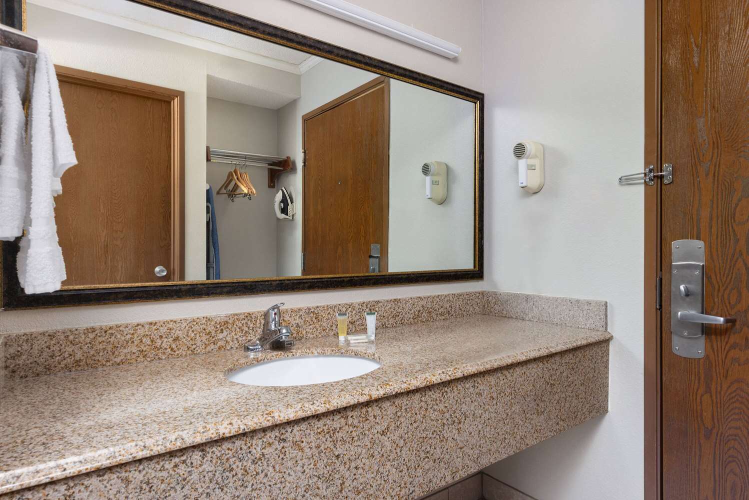 Фото Days Inn & Suites by Wyndham Kansas City South