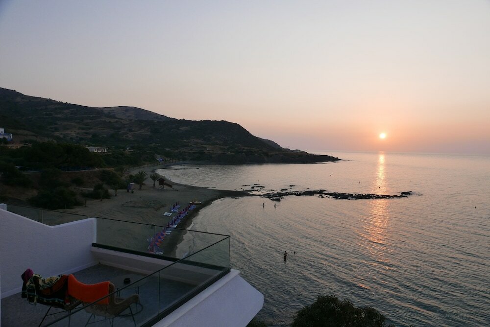 Фото E. J. Pyrgos Bay Hotel