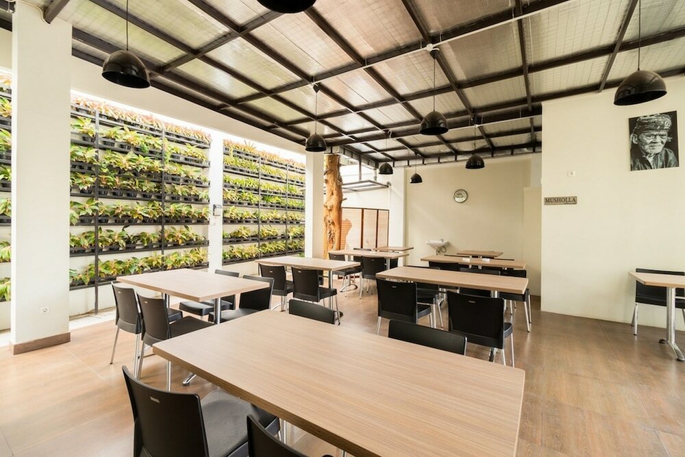 Фото RedDoorz Plus near Lippo Mall Kemang 2