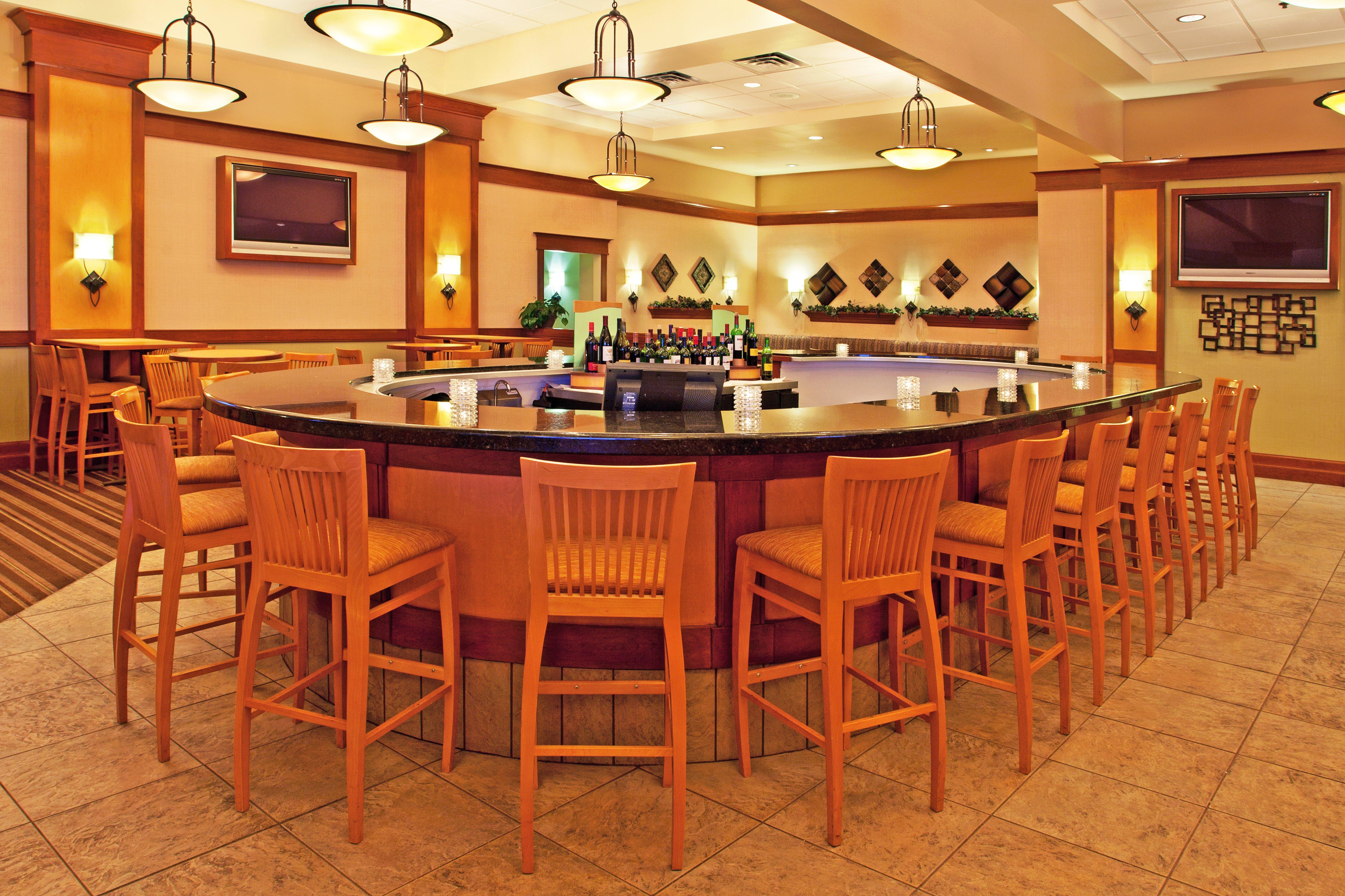 Фото Gateway Hotel & Convention Center, Bwpc