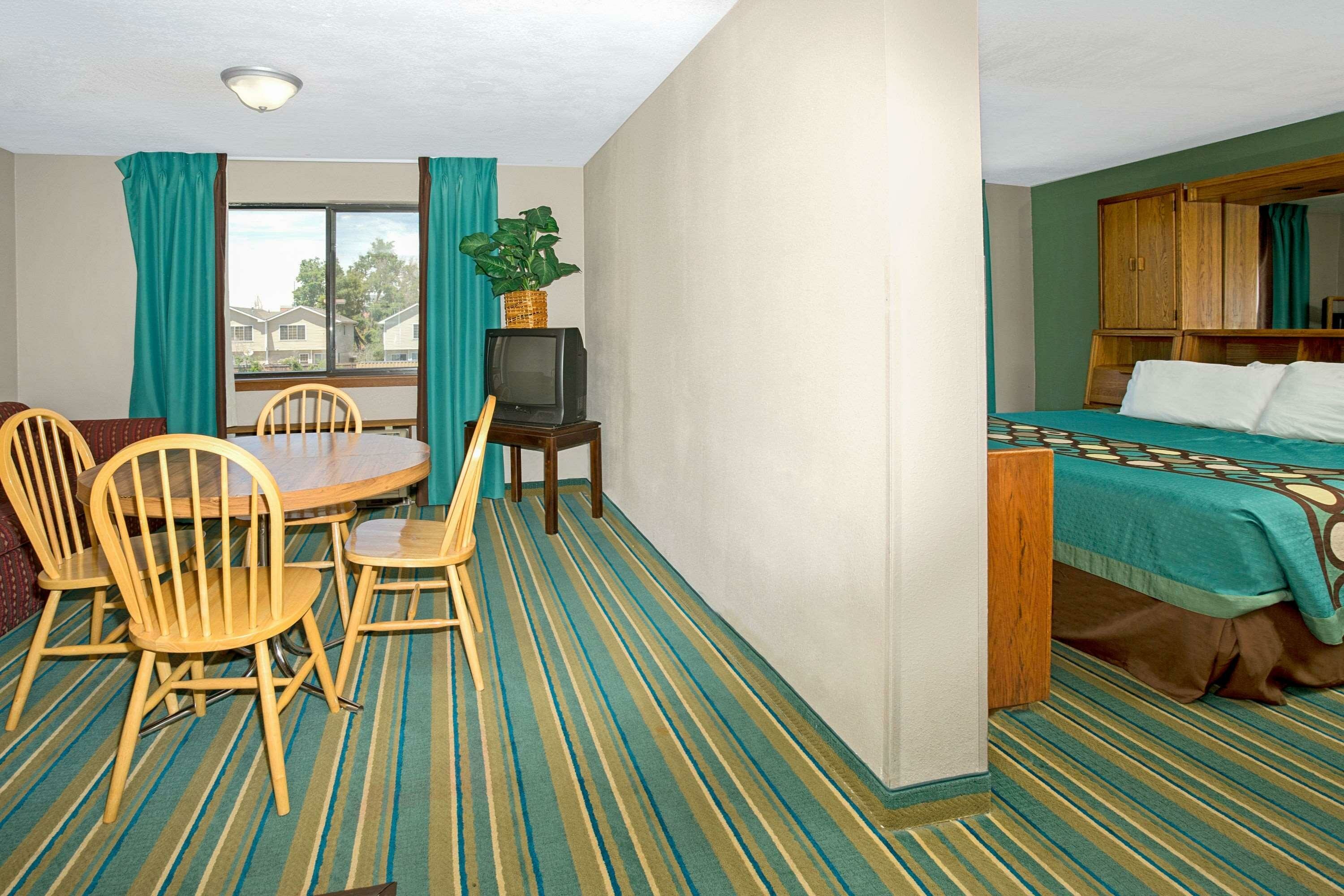 Фото Super 8 by Wyndham Denver Stapleton