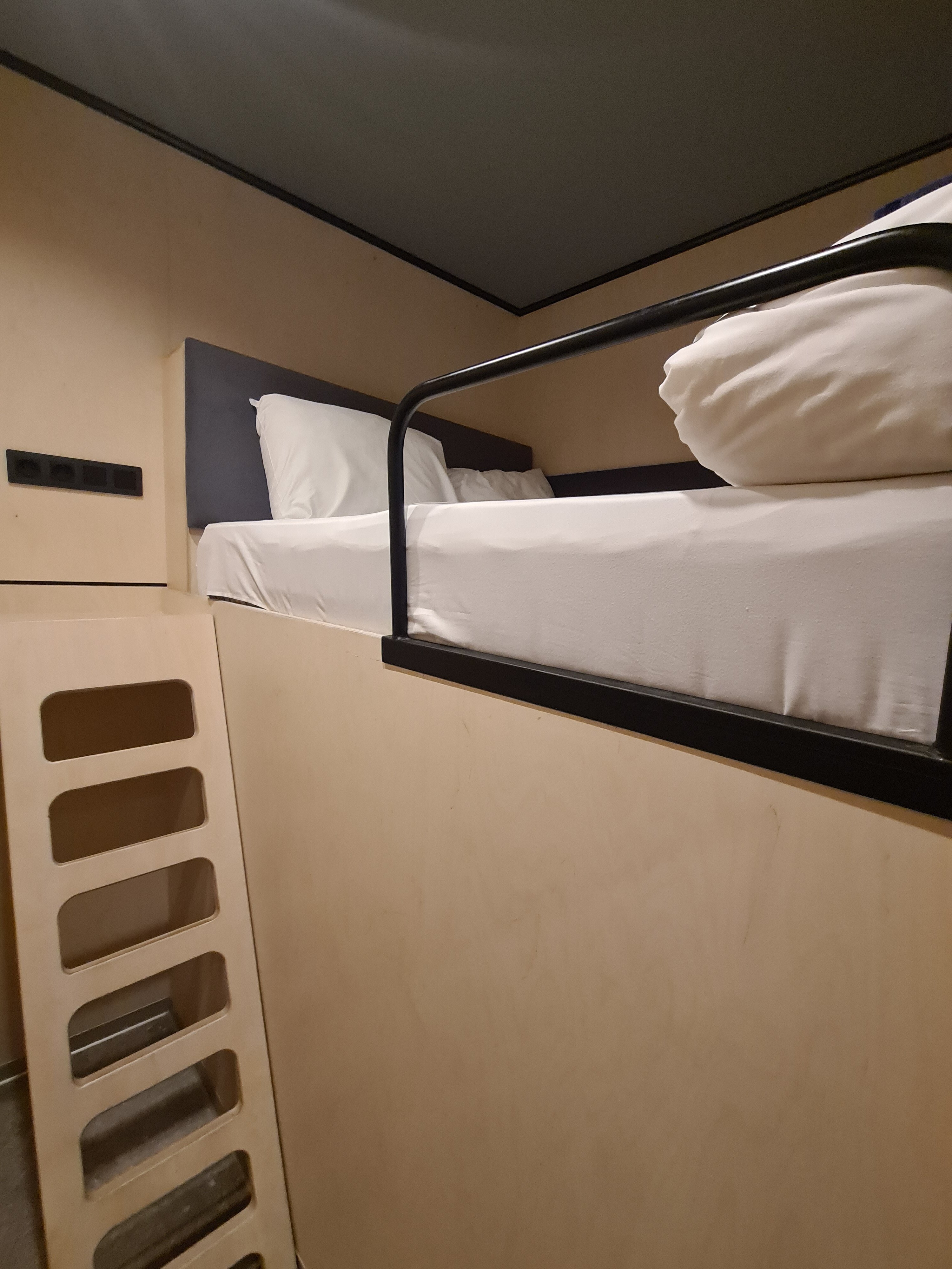 Фото Morfeus Capsule Hotel