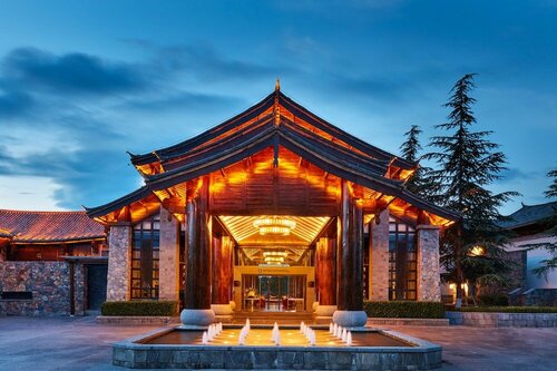 Внешний вид отеля InterContinental Lijiang Ancient Town Resort, an Ihg Hotel в Лицзяне, фото 1