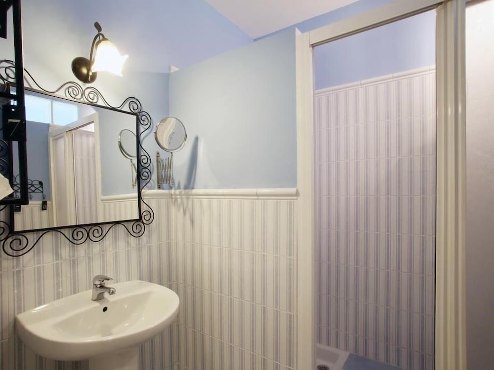 Фото Malaga Lodge