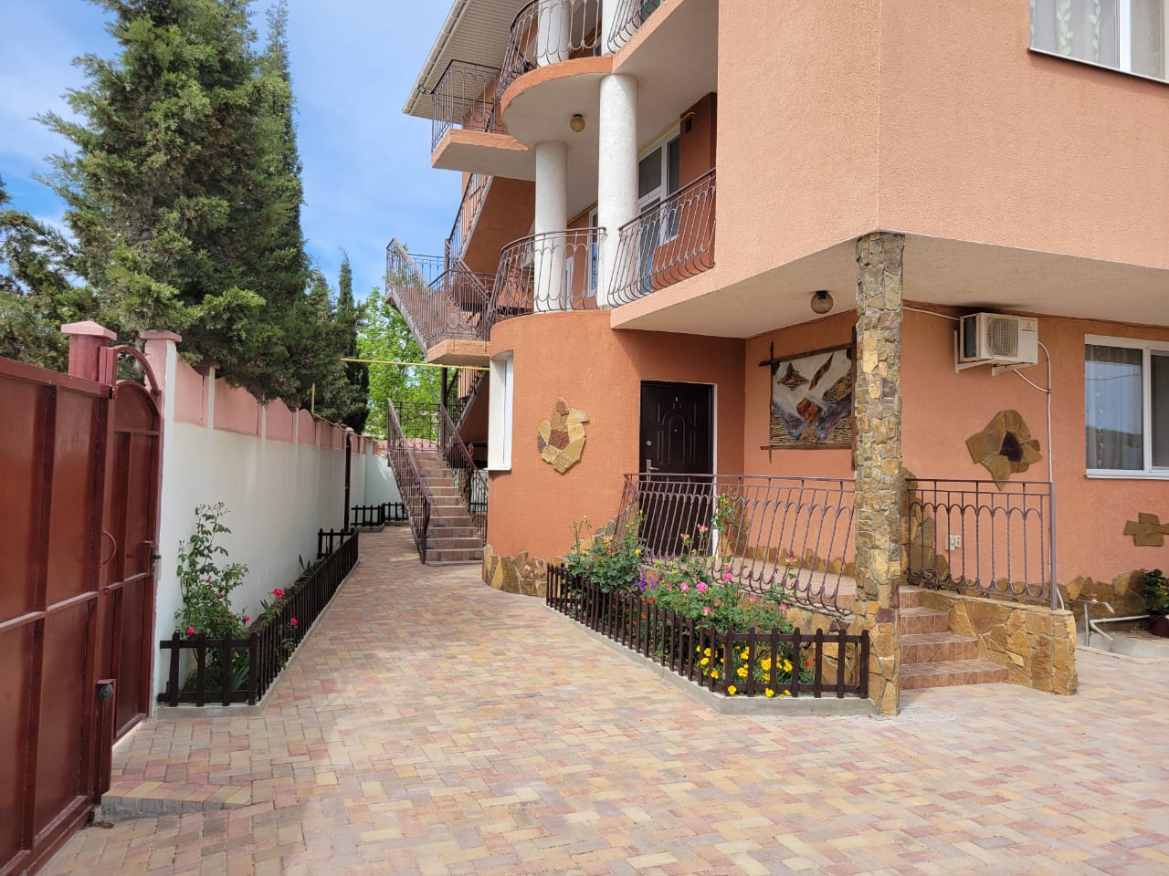 Фото Гостевой дом Iron Lion