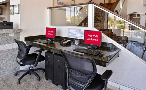 Гостиница Rodeway Inn & Suites Thousand Palms - Rancho Mirage в Ранчо Мираж