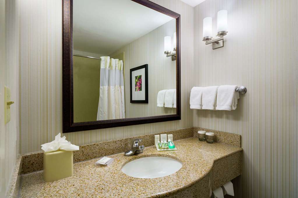Фото Hilton Garden Inn Queens/JFK Airport