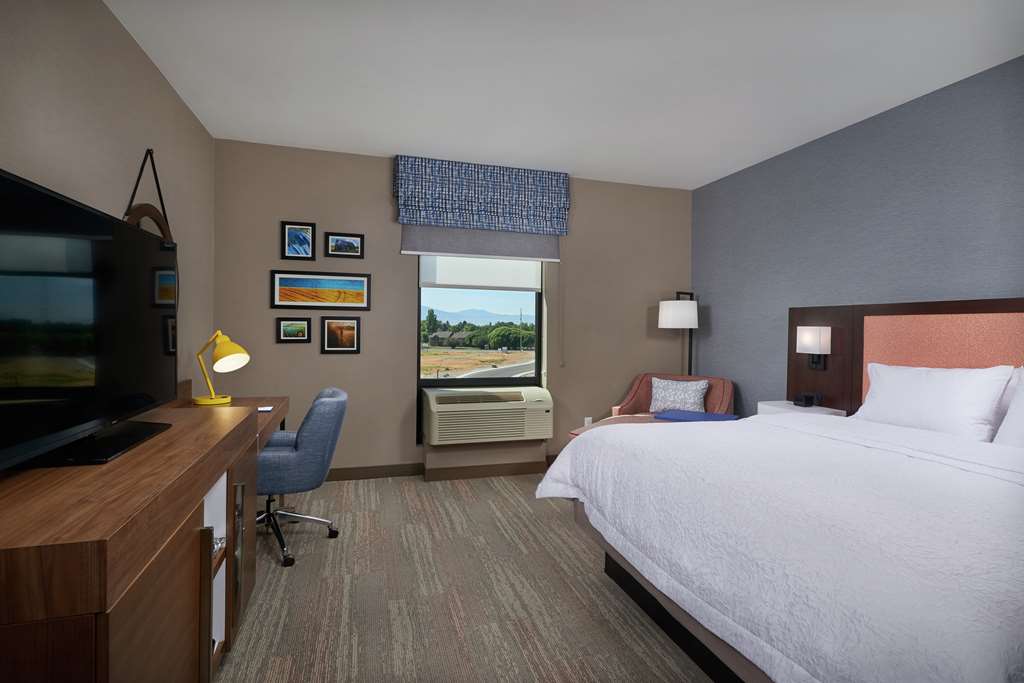 Фото Hampton Inn by Hilton Burley