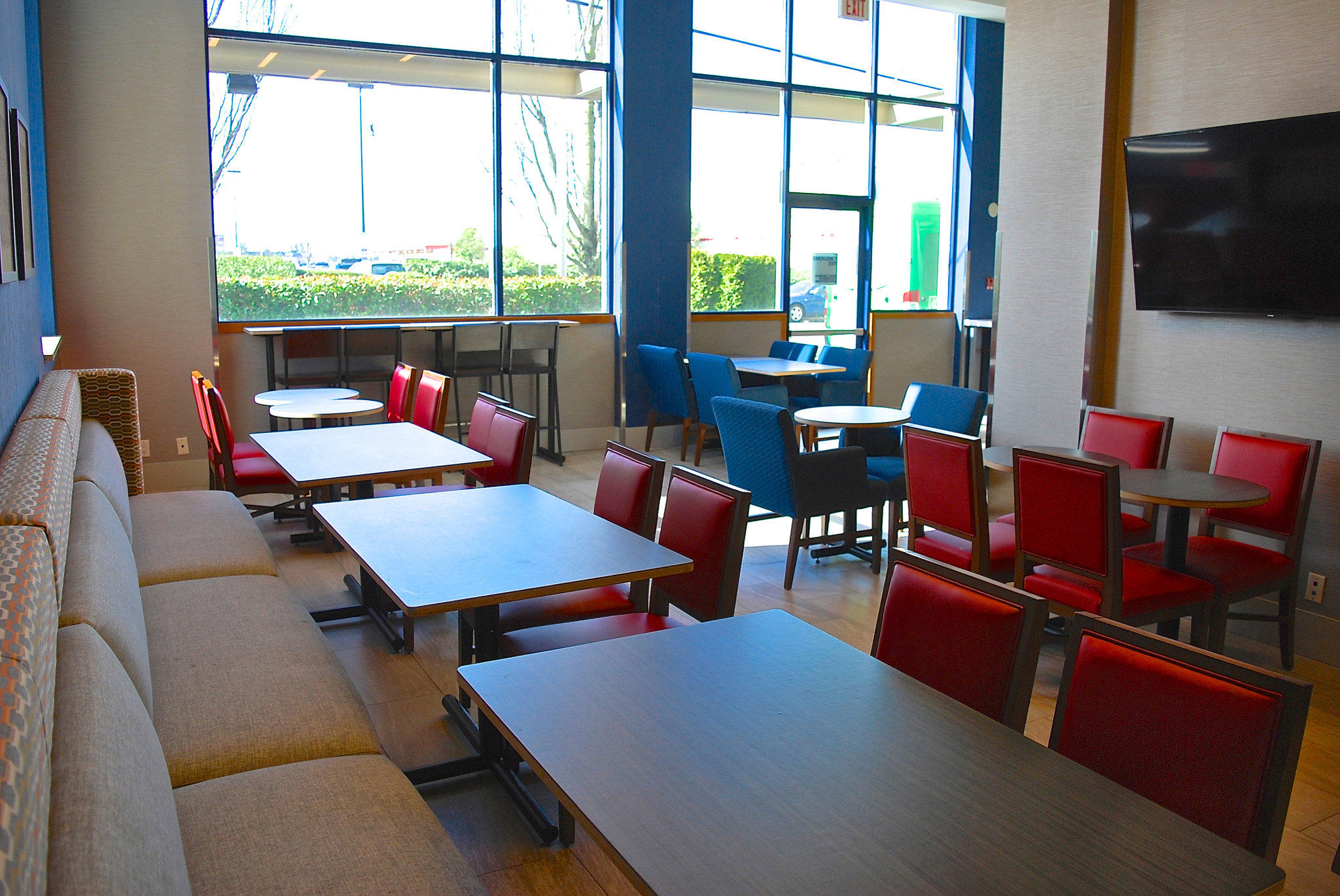 Фото Holiday Inn Express Vancouver Airport Richmond