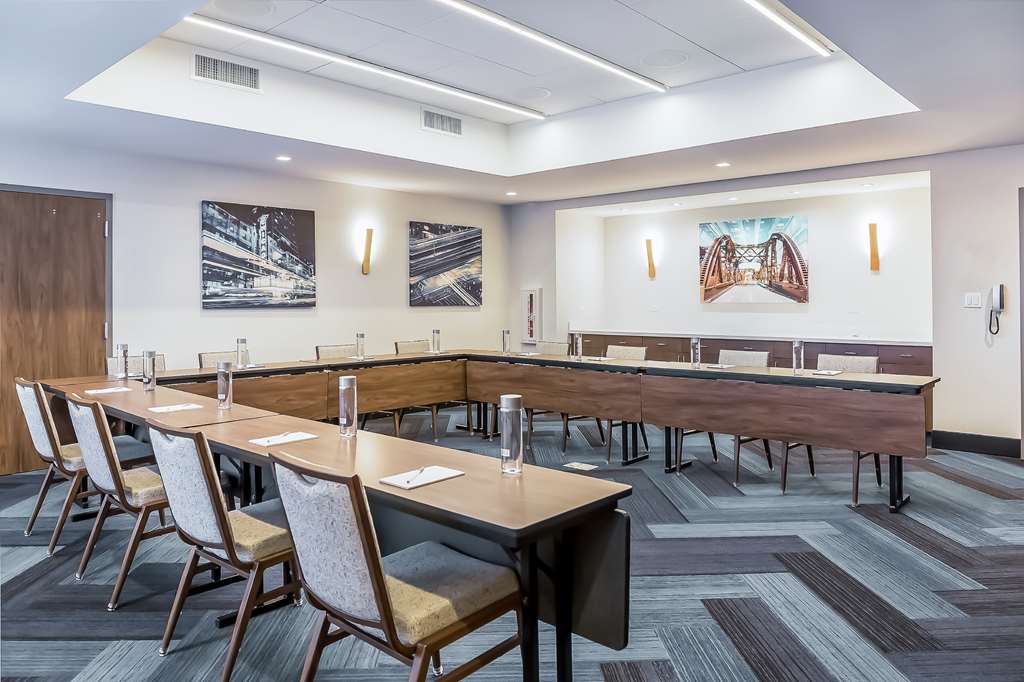 Фото Hampton Inn & Suites Bridgeview Chicago
