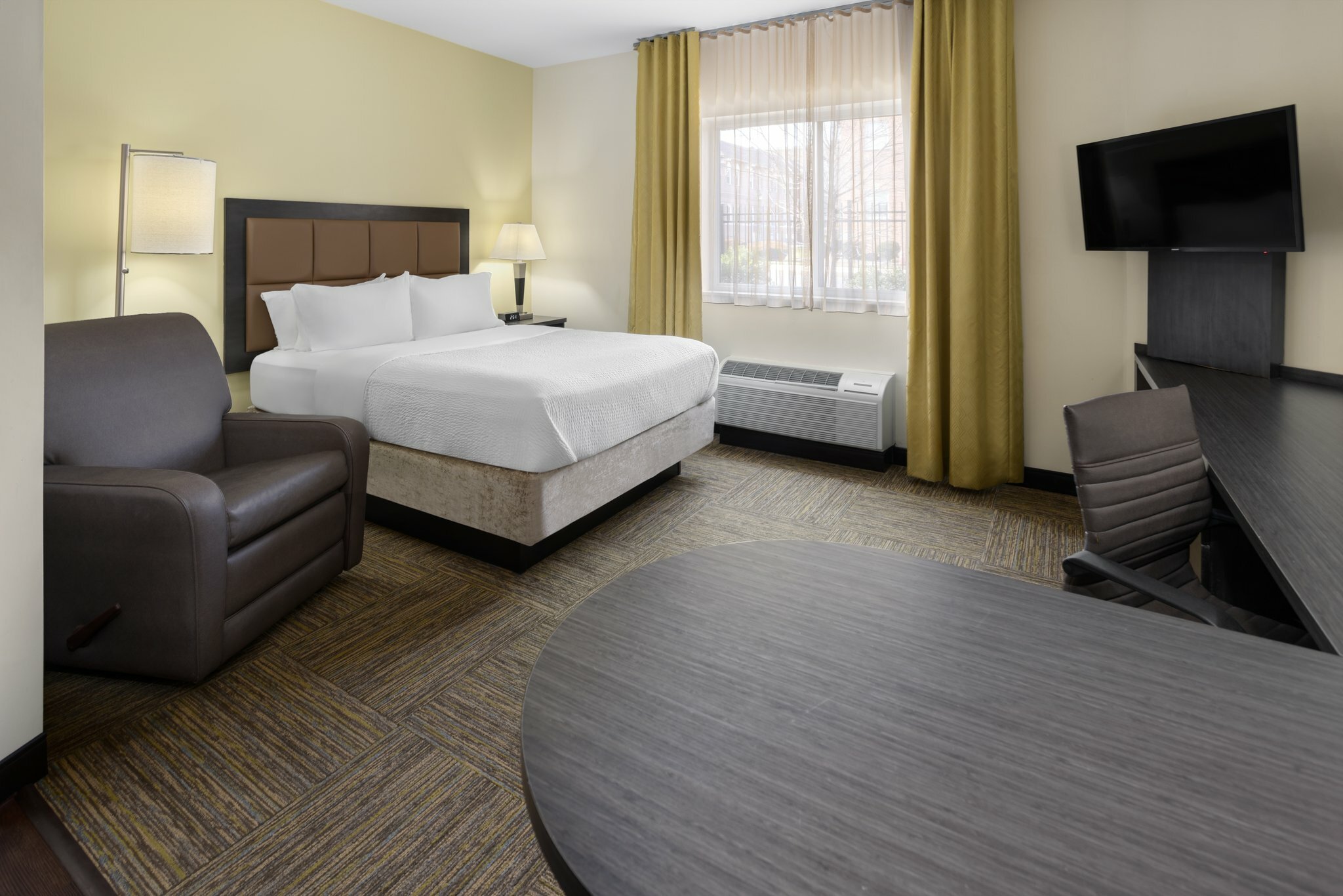 Фото Candlewood Suites Chester - Philadelphia International Airport, an Ihg Hotel