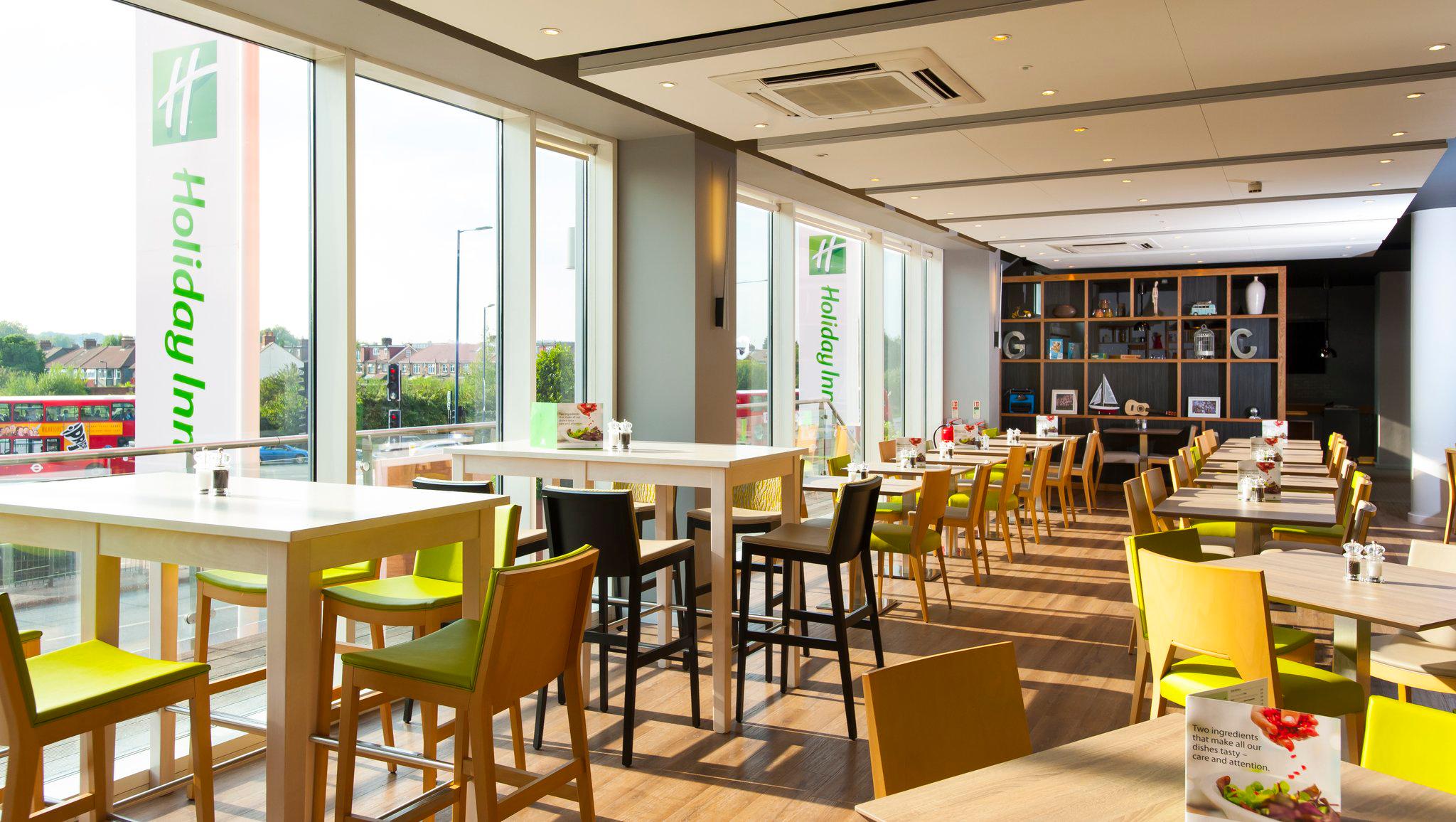 Фото Holiday Inn London - West, an Ihg Hotel