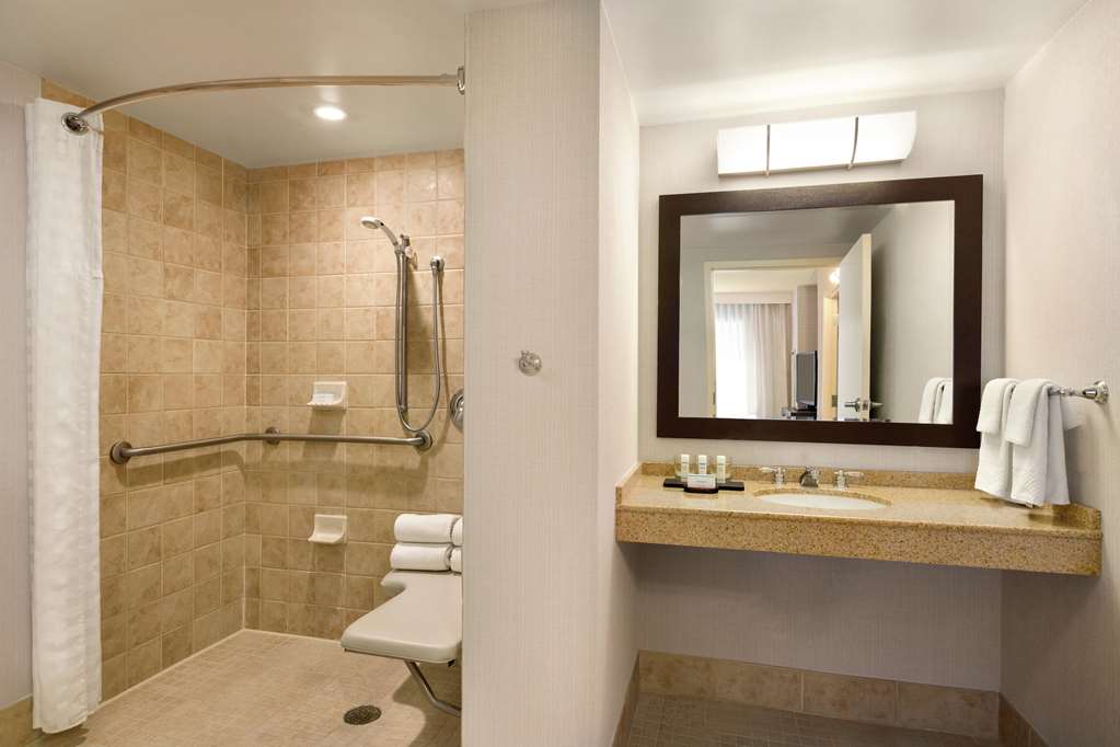 Фото Embassy Suites by Hilton Boston at Logan Airport