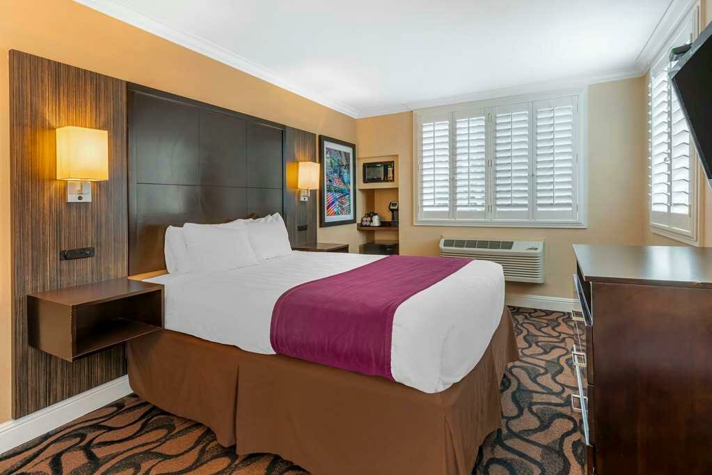 Фото Best Western Plus Airport Plaza