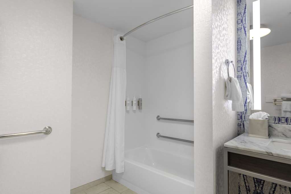 Фото Hilton Garden Inn Freeport Downtown