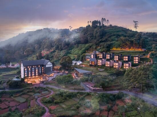 Фото The Golden Ridge Hotel