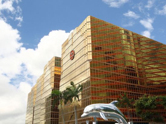 Фото The Royal Pacific Hotel and Towers