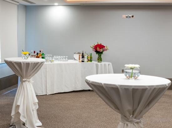 Фото Langham Court Hotel