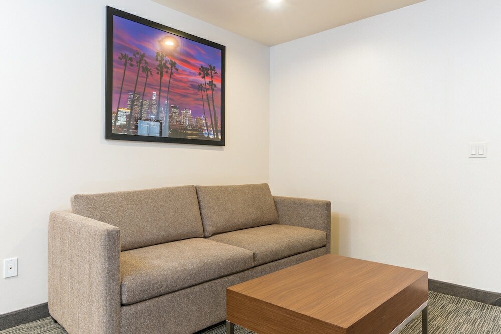 Фото Holiday Inn Express Hotel & Suites Hollywood Walk of Fame, an IHG Hotel