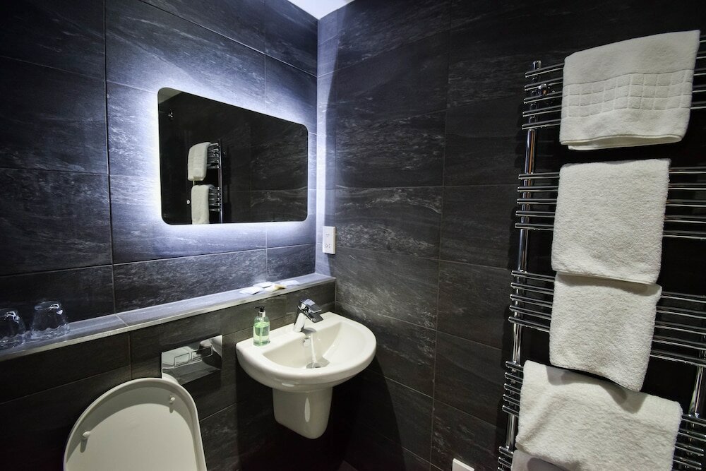 Фото Craigmhor Lodge & Courtyard