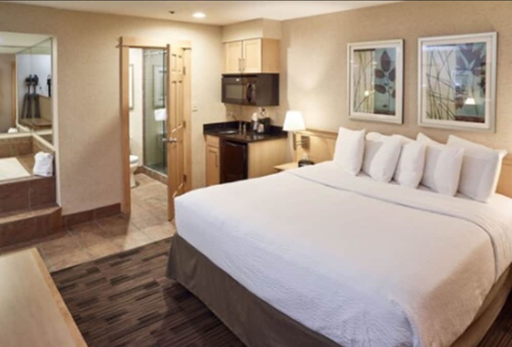 Фото LivINN Hotel Minneapolis North Fridley