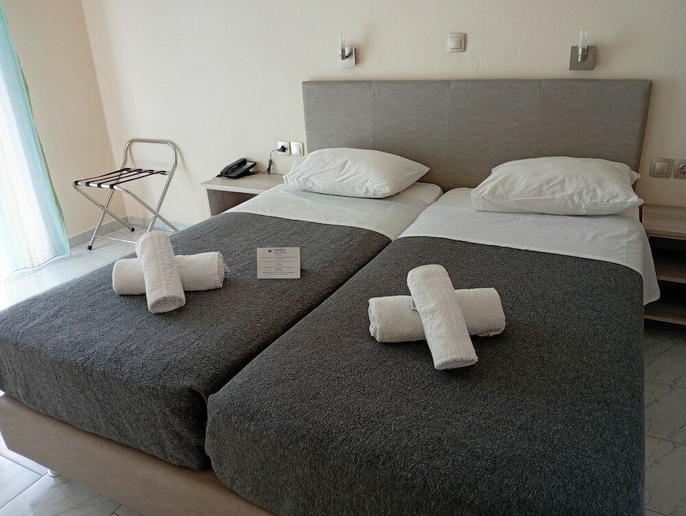 Фото Leonidas Hotel and Studios