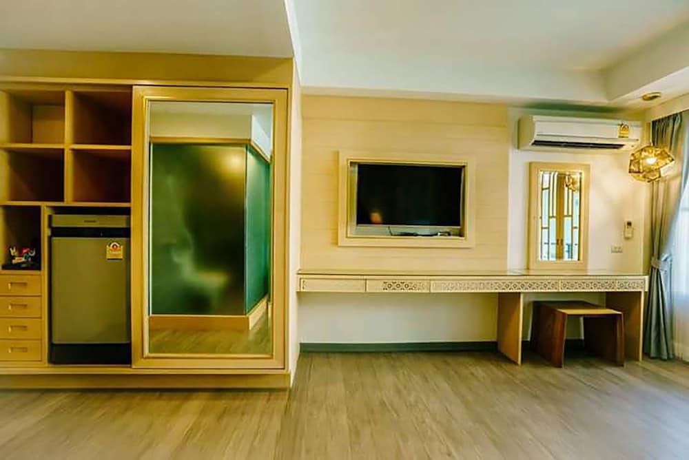 Фото Moon Dragon Hotel