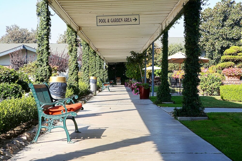 Фото Lamp Liter Inn