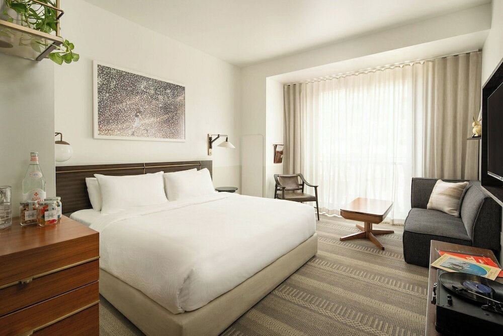 Фото Halcyon - a hotel in Cherry Creek