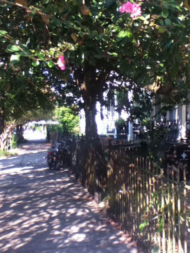 Фото Garden District B&b