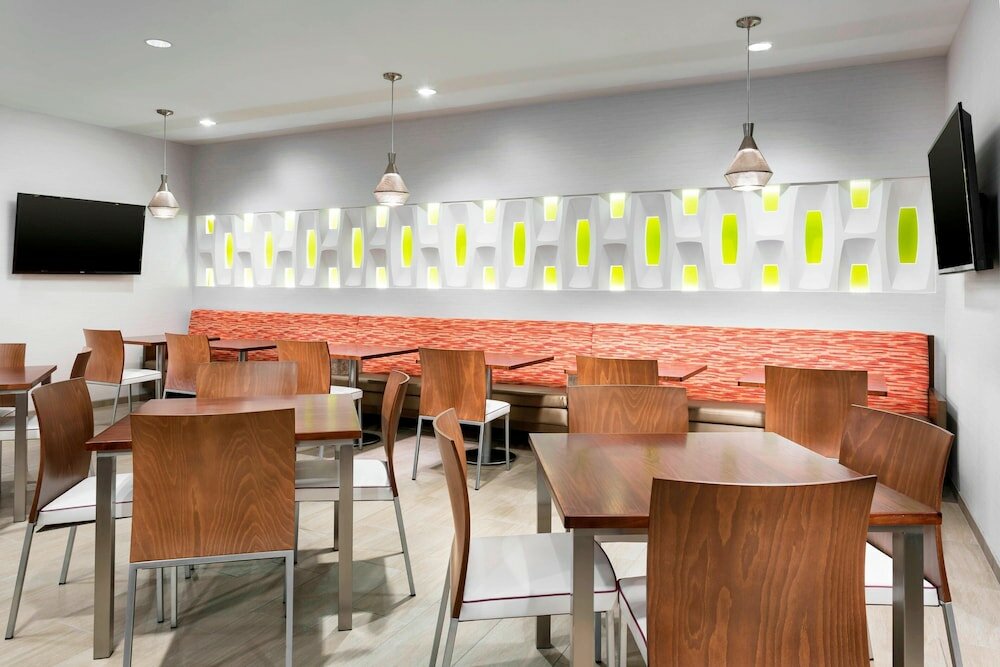 Фото Springhill Suites San Diego Mission Valley