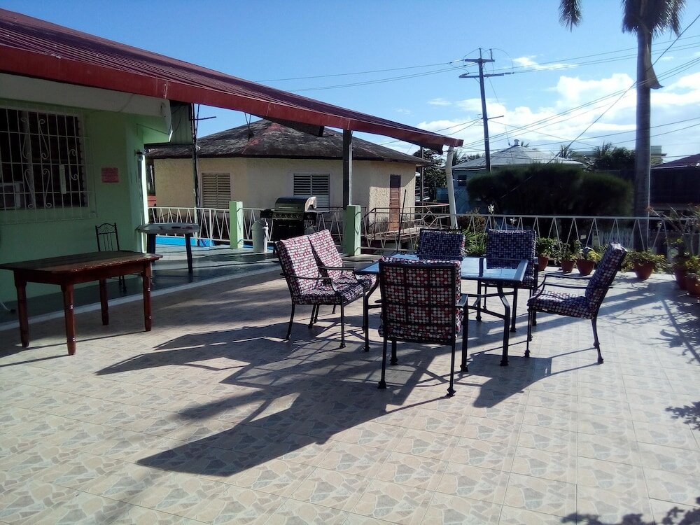 Фото The Red Hut Inn