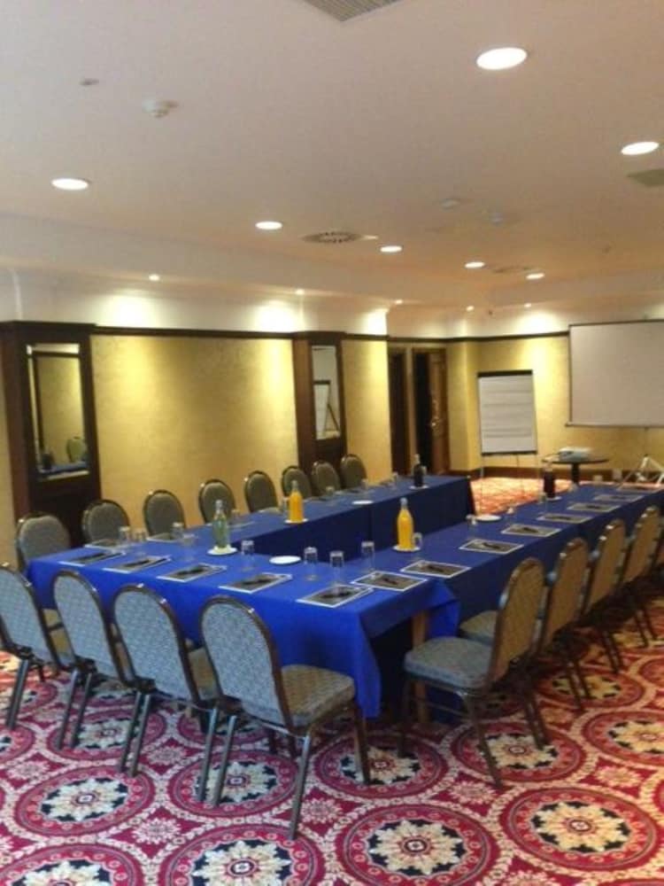 Фото Latterkenny Court Hotel