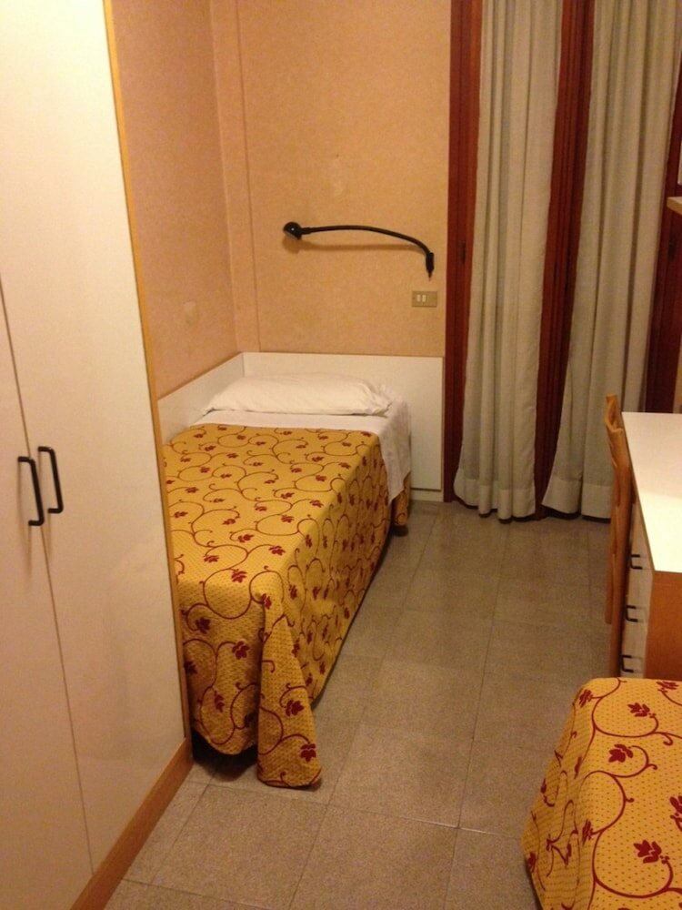 Фото Hotel Junior