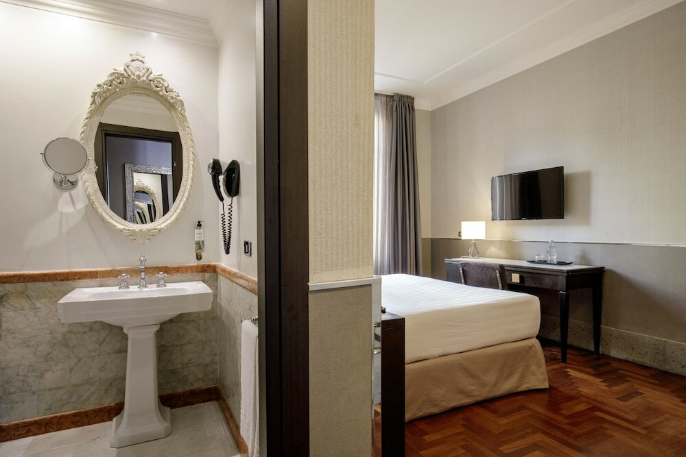 Фото Royal Court Hotel