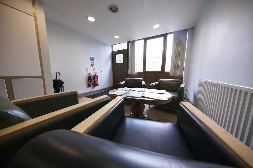 Фото Maiden Oval Hotel