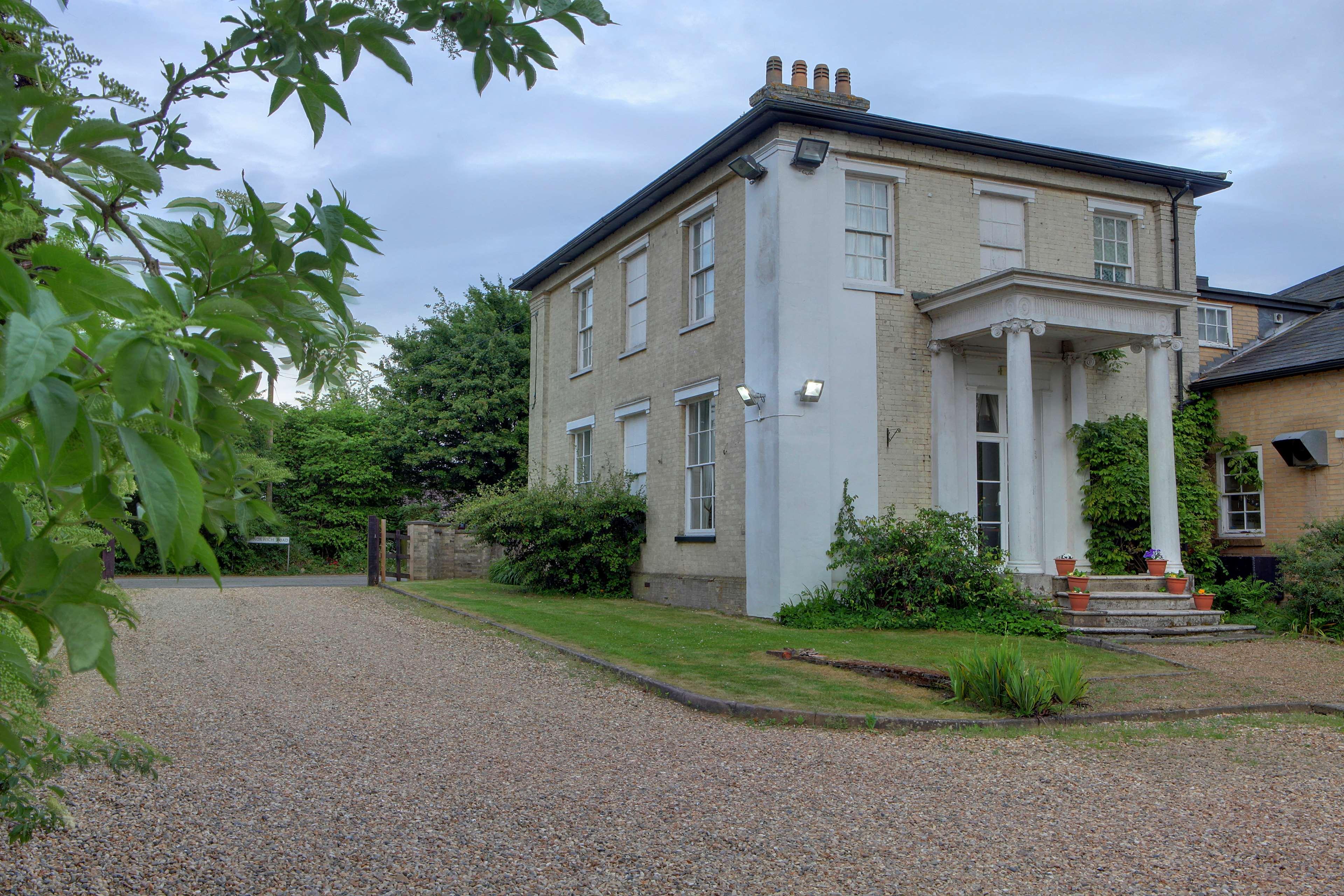 Фото The Gatehouse Hotel