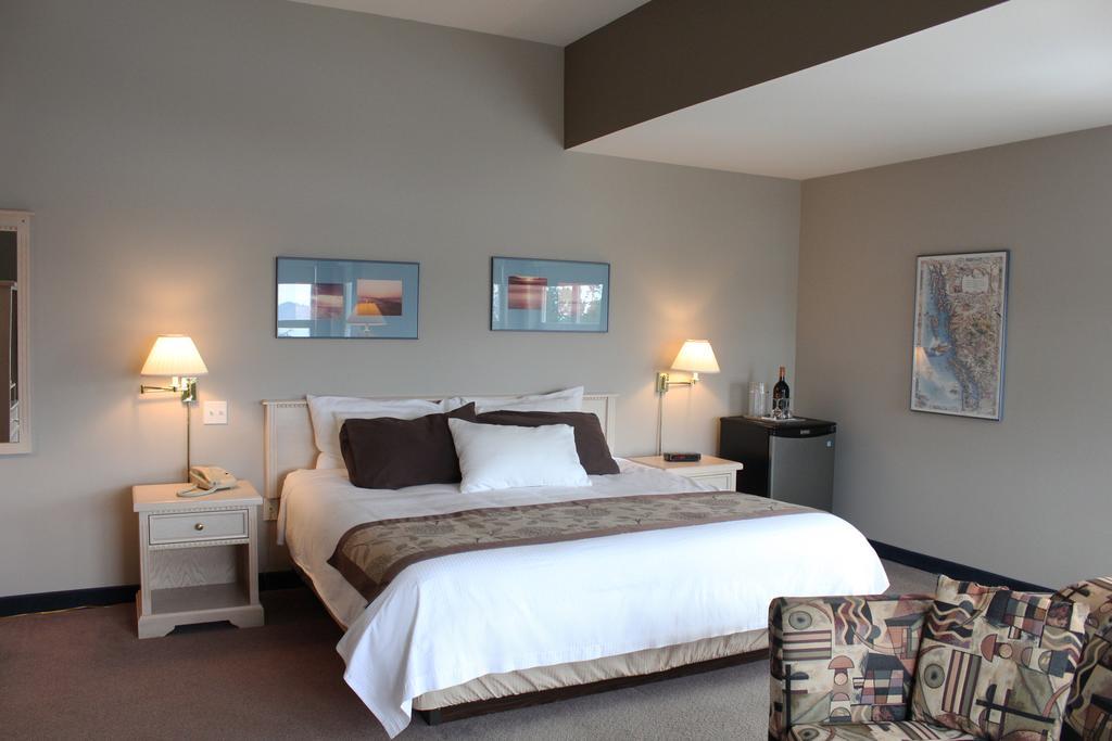 Фото Quarterdeck Inn & Marina Resort