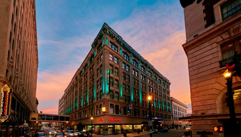 Фото Embassy Suites Louisville Downtown