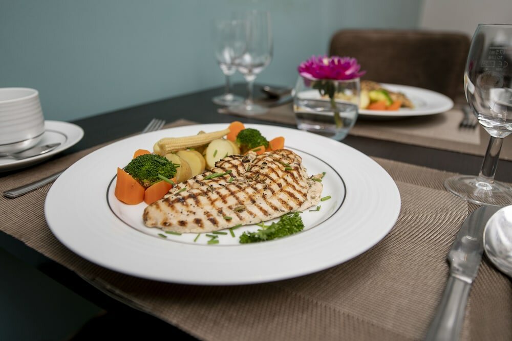 Фото Langham Court Hotel