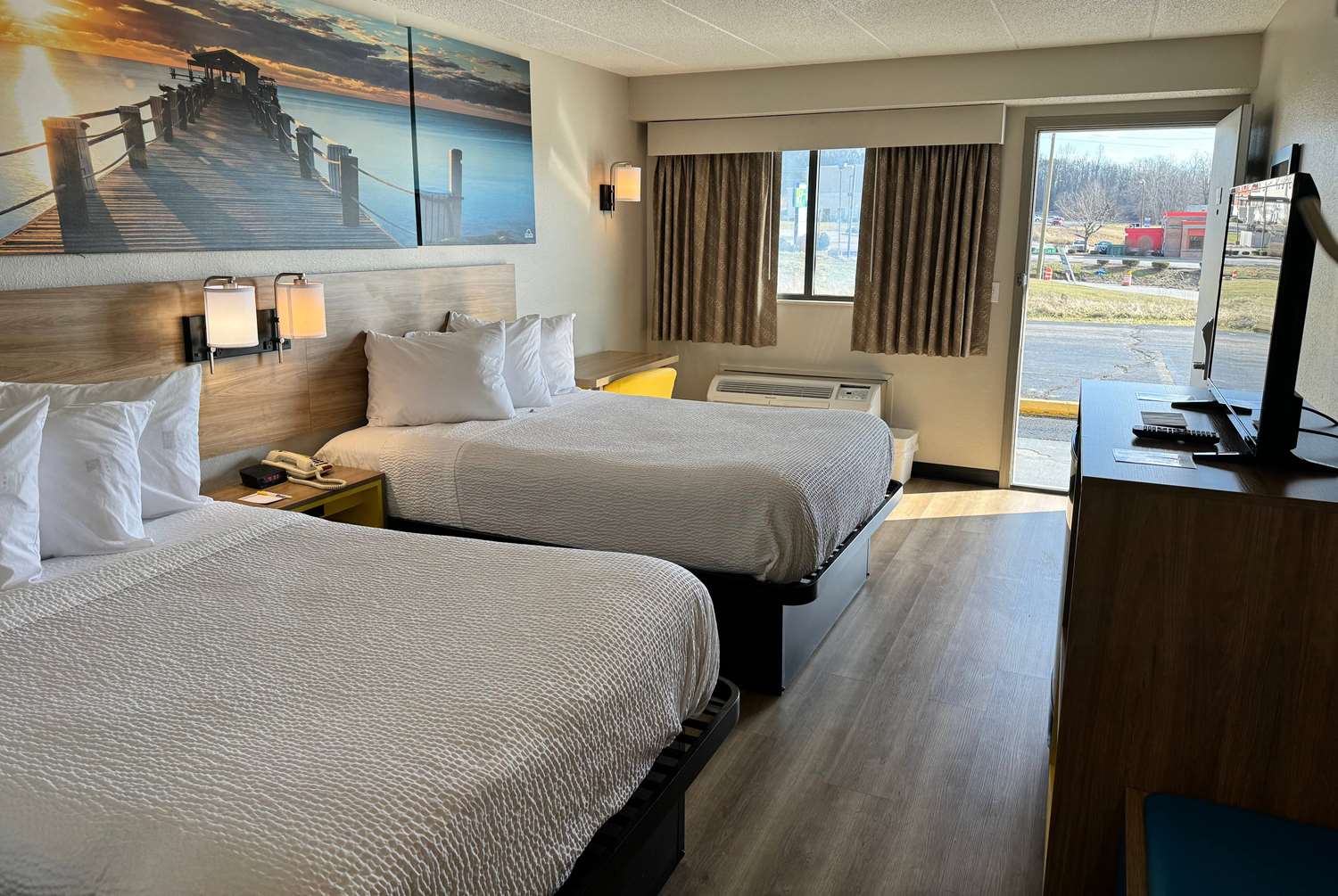 Фото Days Inn by Wyndham Cloverdale Greencastle