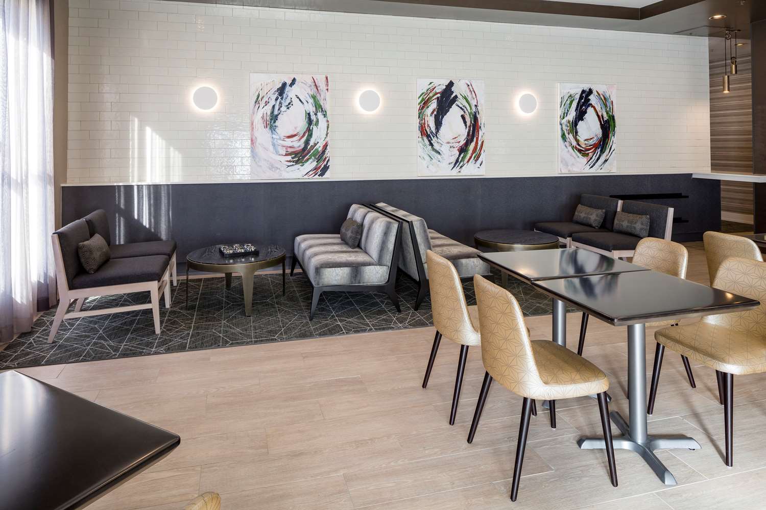 Фото Doubletree by Hilton Boston Logan Airport Chelsea