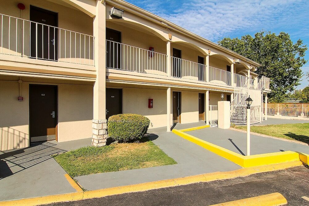 Фото Days Inn by Wyndham Market Center Dallas Love Field