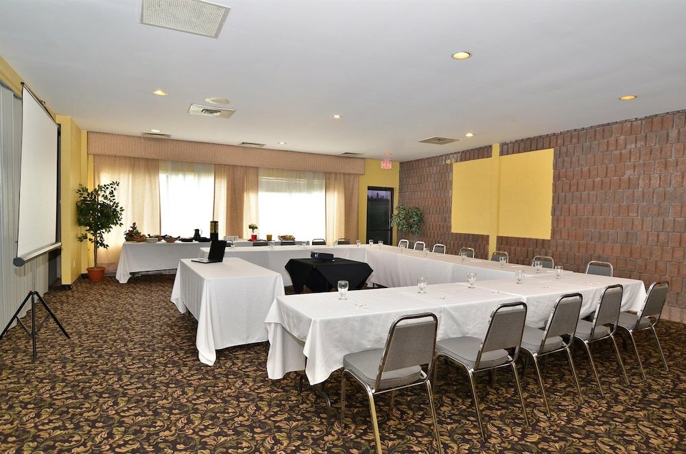 Фото Days Inn & Conference Centre by Wyndham Renfrew